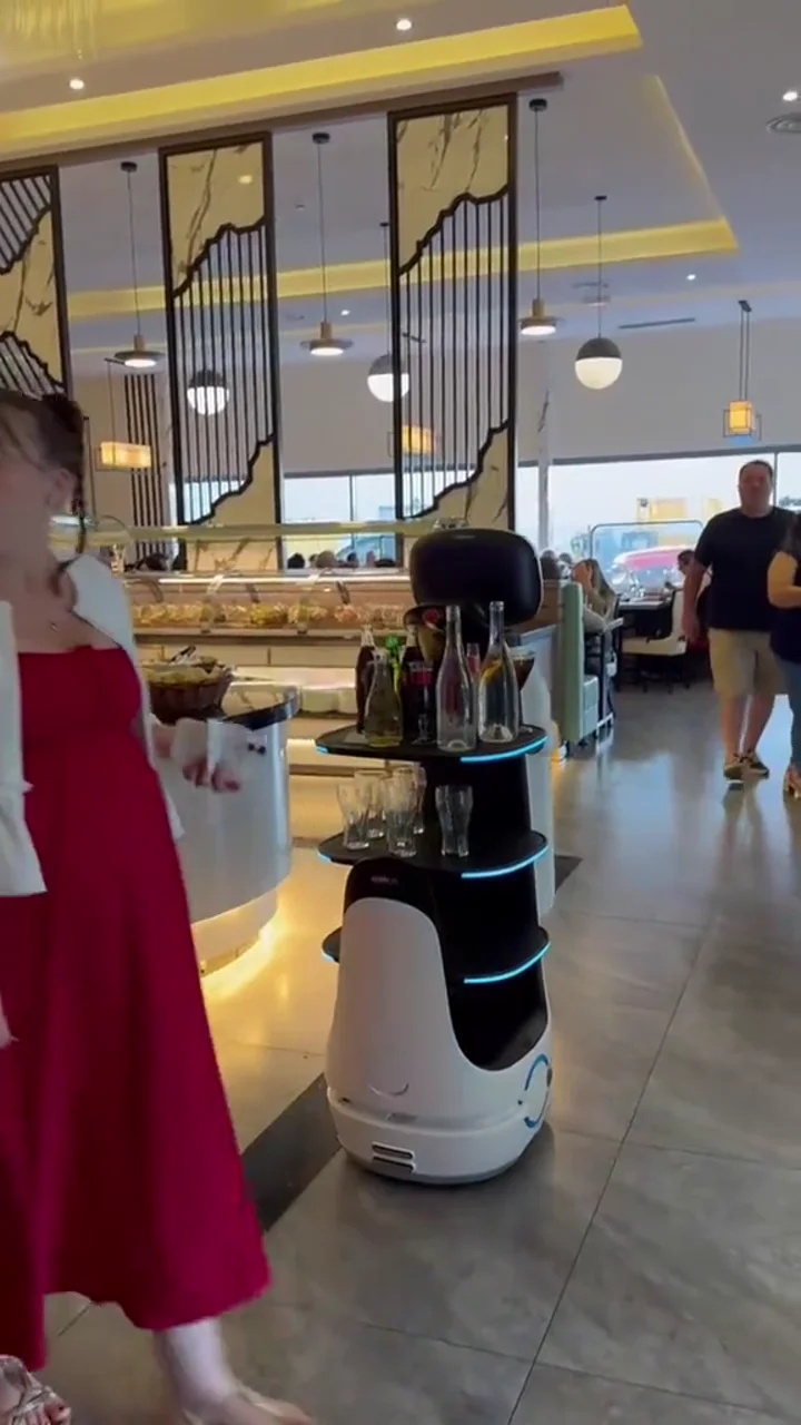 DINERBOT T10 chargé de boissons et de verres circulant dans la salle d'un restaurant à Auxerre